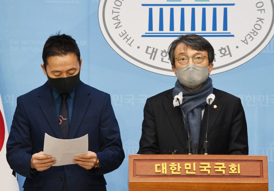 김의겸(오른쪽) 열린민주당 의원과 정봉주 통합협상단 단장이 22일 국회 소통관에서 통합조건으로 7대 개혁 과제를 제안하는 기자회견을 하고 있다. 국회사진기자단=연합뉴스